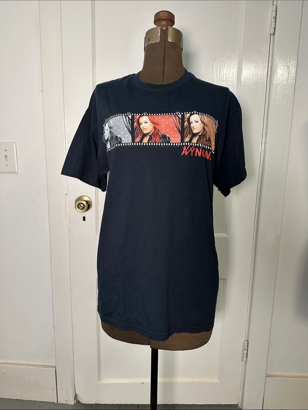 Vintage 90s Wynona Wy Tour Shirt Gildan Black Short-Sleeve Graphic Tee medium